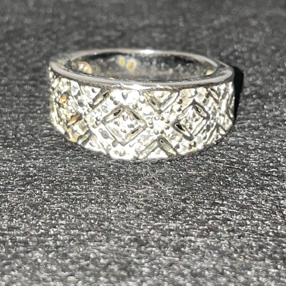 Beautiful ring  - Picture 2 of 8